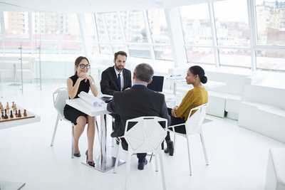 職業(yè)男女同事一起討論工作計(jì)劃在休息期間, 年輕的同事在優(yōu)雅的正裝談?wù)搫?chuàng)造性的想法互相咨詢?cè)谵k公室里