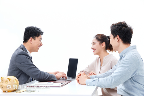 青年夫妻咨詢理財(cái)顧問做投資